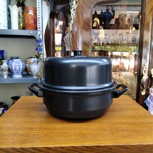 Aluminum roaster like new in black color with grill