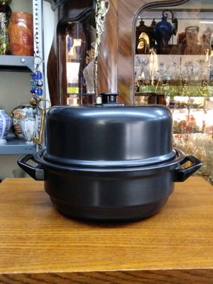 Aluminum roaster like new in black color with grill