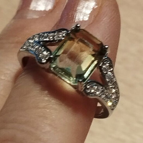 Green stone ring Elegance, like new, silver and green
