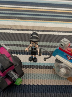 LEGO DC Super Hero Girls 41233 Lashina Tank with Lashina figure