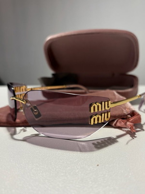Γυαλιά ηλίου Miu Miu μάσκα με ροζ και μωβ φακό, σαν καινούργια