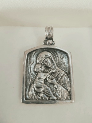 Silver pendant 9.25 like new