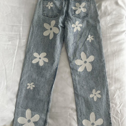 Jeans with white flowers like new, size XS