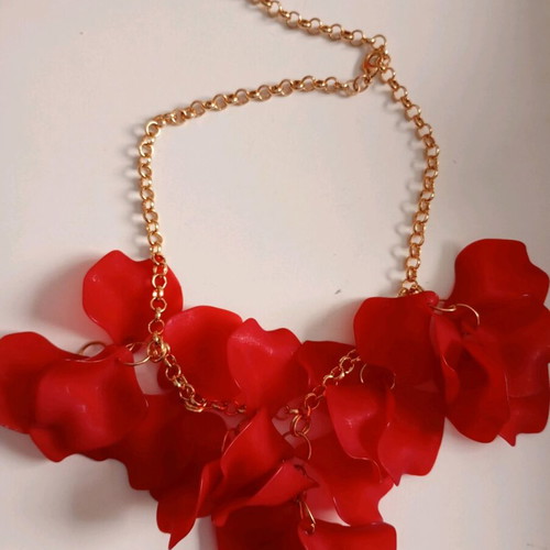 Women's necklace like new with red rose petals made of plexiglass