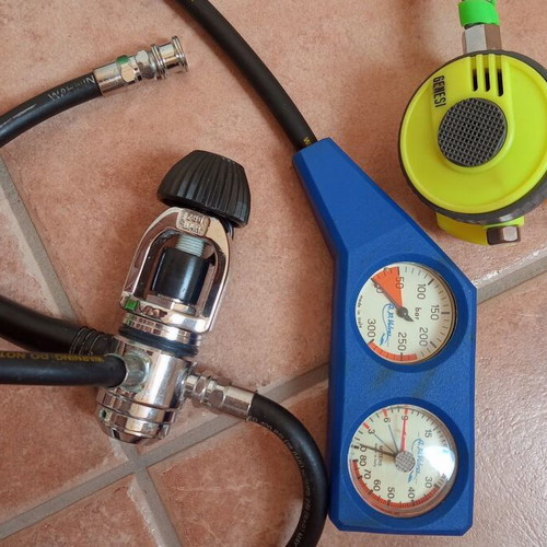 Complete diving equipment set used with regulator, console & octopus