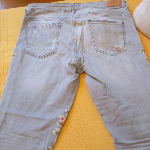 Denim jean Zara like new with floral design, elastic fit
