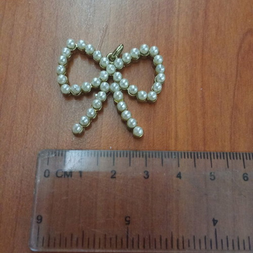 Metallic gold pendant with fake pearls like new
