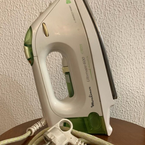 Electric iron like new, fully functional