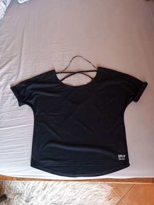 Black t shirt like new with detail on the back