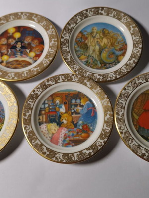 Πεντε μίνι διακοσμητικά πιατάκια Franklin Porcelain με παραστάσεις απο παραμύθια. Carol Lawson.