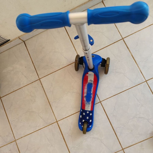 Globber kids scooter used, three-wheeled, blue, for ages 3+