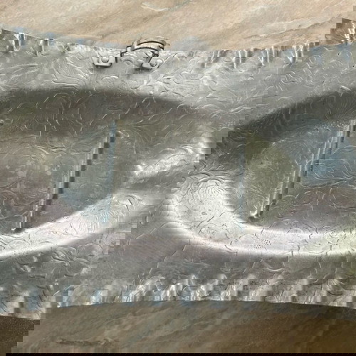 Винтидж алуминиев поднос с дръжки употребяван, релефни флорални плодове Motiltheartlyons