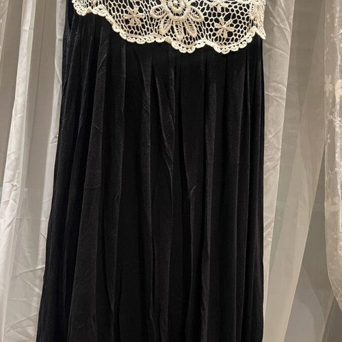 Dress with embroidery size 46 like new, black