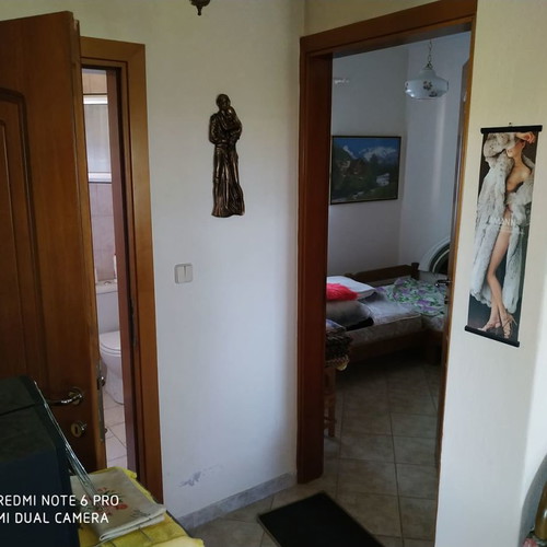 Διώροφη εξοχική μονοκατοικία επιπλωμένη με 2 υπνοδωμάτια και αποθήκη σε οικόπεδο 5 στρεμμάτων