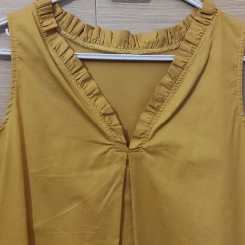 Sleeveless women's top like new, mustard color, size M