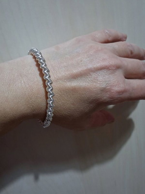 Women's bracelet new in silver tone with elastic band