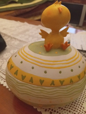Easter egg fondant container like new