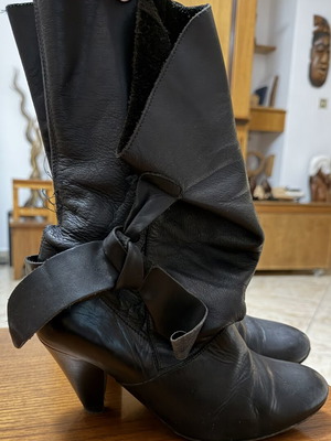 The Xdye Trademark black leather boots size 39 used