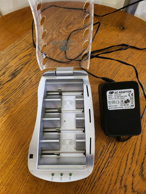 Φορτιστής GP Batteries μεταχειρισμένος για 4 μπαταρίες Ni-MH AA/AAA/9V/D/C