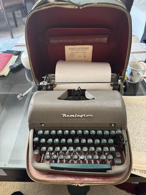 Γραφομηχανή αντίκα Remington μεταχειρισμένη με θήκη