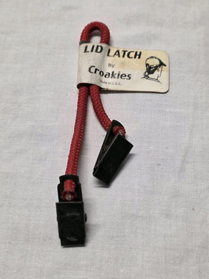 Croakies Lid Latch εξάρτημα συγκράτησης καπέλου καινούργιο, κόκκινο