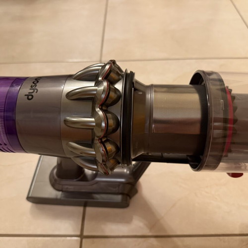 Dyson V11 (SV17) cordless vacuum with removable battery like new, 4 attachments