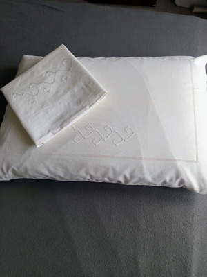 Set of 2 vintage white pillowcases with embroidery and button closure 62x45 cm