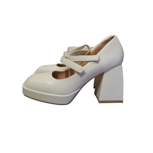 White pumps like new with double strap, size 38