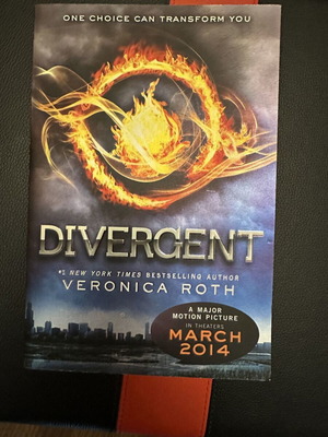 Divergent paperback like new, Veronica Roth, dystopian novel