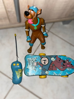 Scooby Doo skateboard and remote control figure set