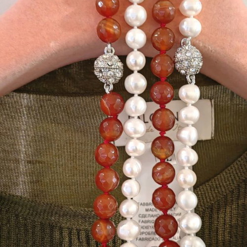 Necklace new with pearls and red agate tache