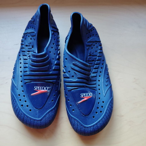 Rubber beach shoes like new, size 26/27, blue