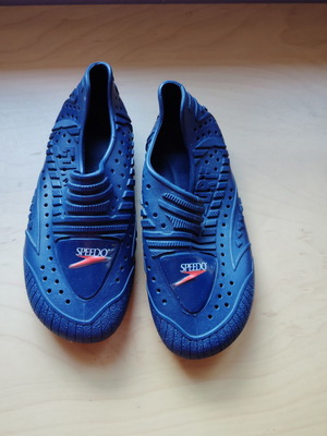 Rubber beach shoes like new, size 26/27, blue