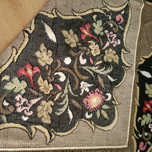 Hand Embroideries like new, 450 pieces of squares and runners