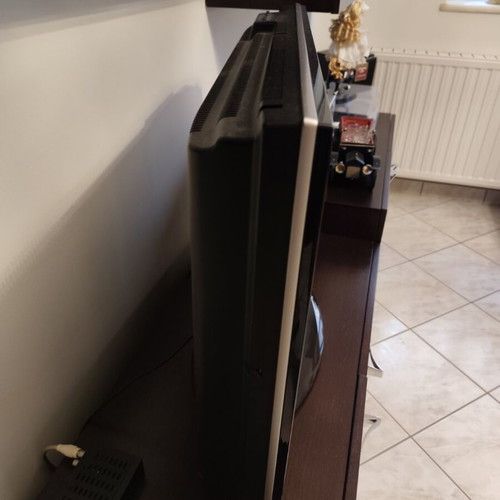 Sharp Aquos 32' LCD TV with decoder