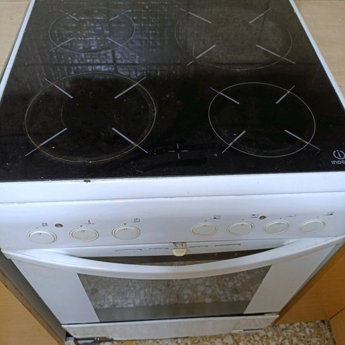 Indesit kitchen stove like new with trays and grill