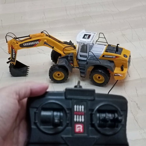 Remote control crane used with movement and lifting functions