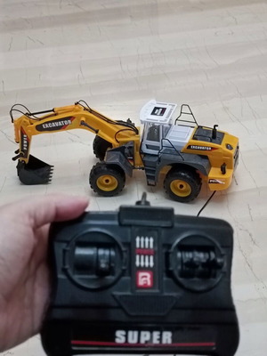 Remote control crane used with movement and lifting functions