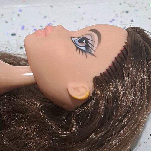 Bratz Salon'n' Spa Dana doll used, incomplete with flaws