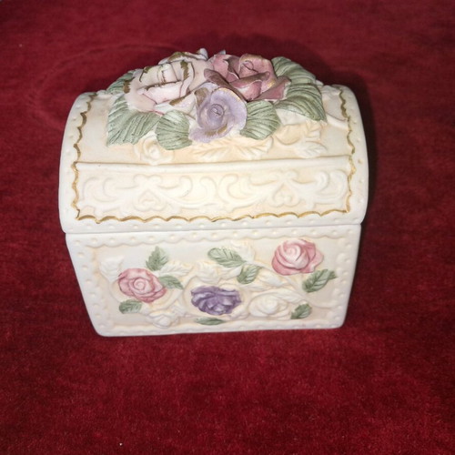 Frame with jewelry box like new, suitable for jewelry
