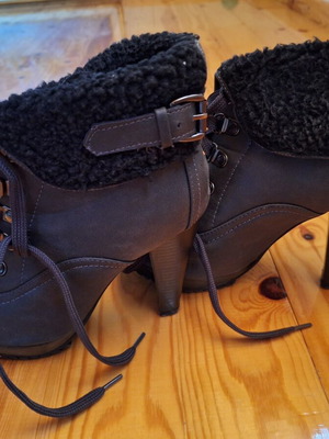 Ankle boots with fur, size 37, black and grey
