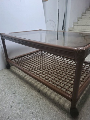 Τραπέζι μεταχειρισμένο 110x73x50 με γυάλινη επιφάνεια και ράφι