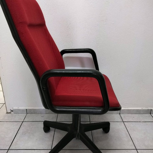 Office chair used, red color