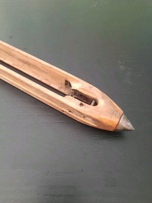 Collectible weaving shuttle used with metal tips
