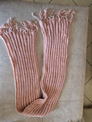 Knitted pink scarf with fringes like new