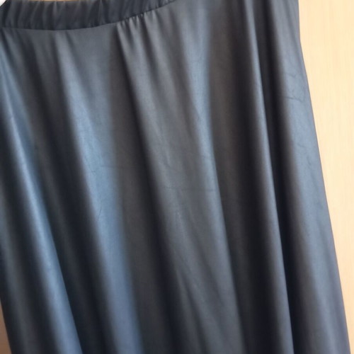 Pink Woman skirt size L like new, black polyester