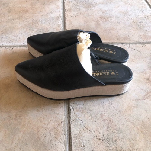 Leather mule size 39 black like new with beige linen