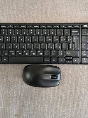 Logitech MK220 ασύρματο σετ πληκτρολόγιο και ποντίκι ελληνικό σαν καινούργιο