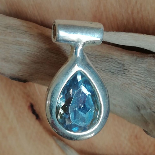 Charm solitaire necklace with blue semi-precious stone new