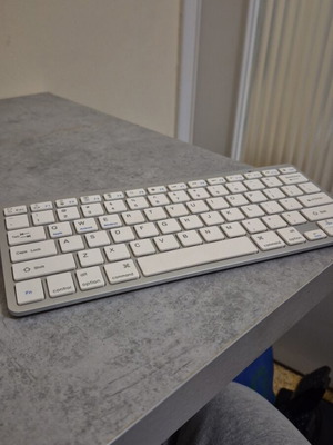 Bluetooth keyboard like new, wireless
